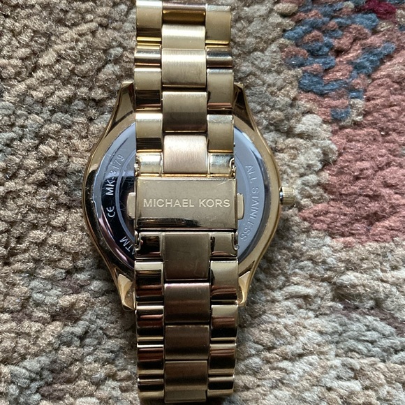 Michael Kors MK 3179 Slim Runway Goldtone SS Oversized Unisex Analog Wristwatch. - Picture 8 of 16